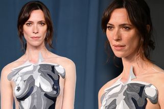 Namalované šaty na nahém těle Rebeccy Hall? Úspěch nesklidily